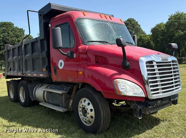 Image of Freightliner Cascadia equipment image 2