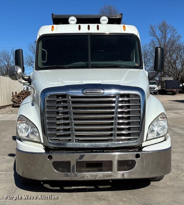 Image of Freightliner Cascadia equipment image 1
