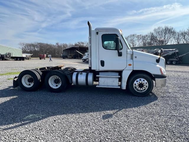 Image of Freightliner Cascadia equipment image 3