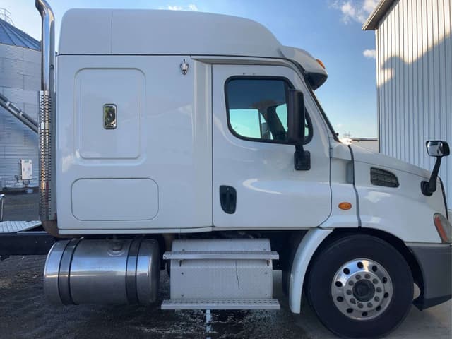 Image of Freightliner Cascadia equipment image 3