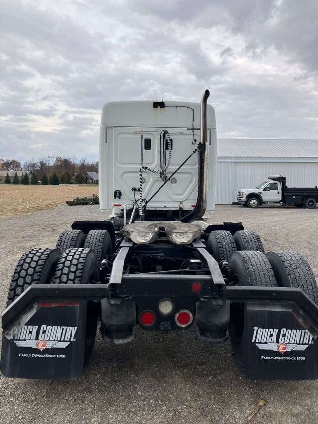 Image of Freightliner Cascadia equipment image 4