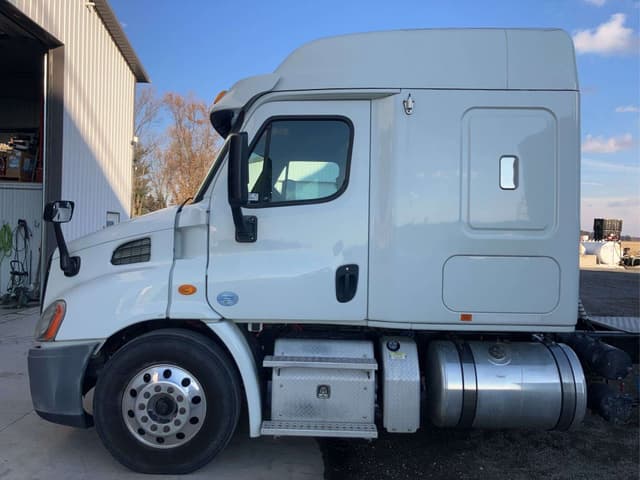 Image of Freightliner Cascadia equipment image 2