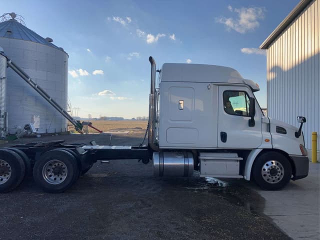 Image of Freightliner Cascadia equipment image 1