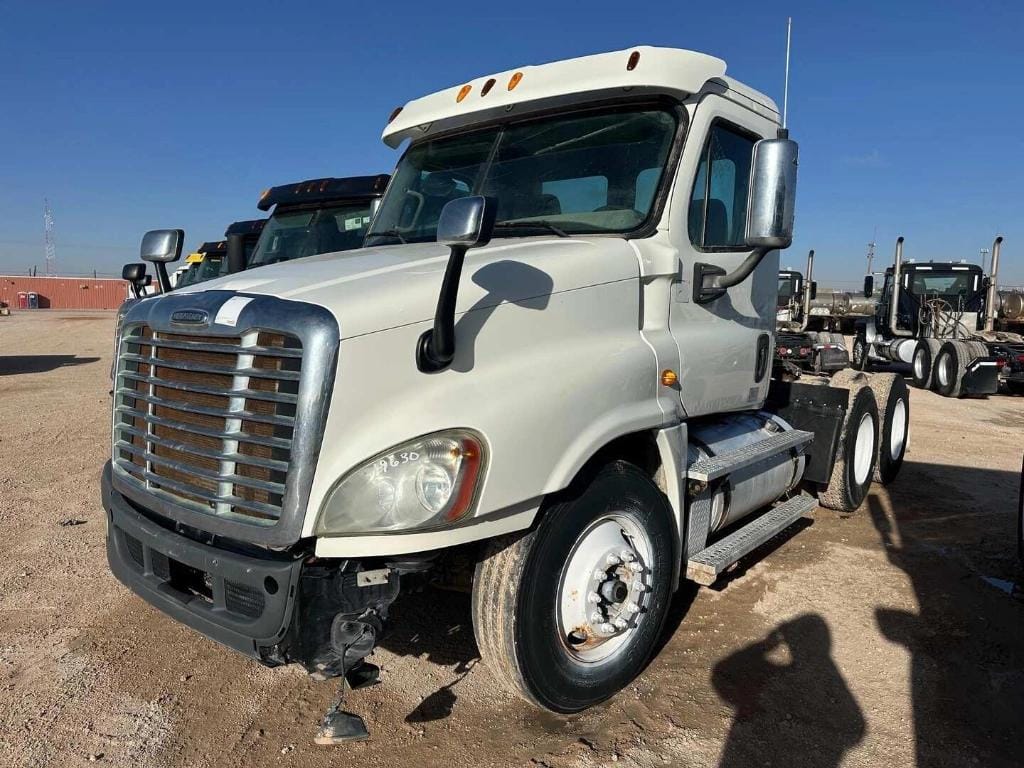 2013 Freightliner Cascadia Equipment Image0