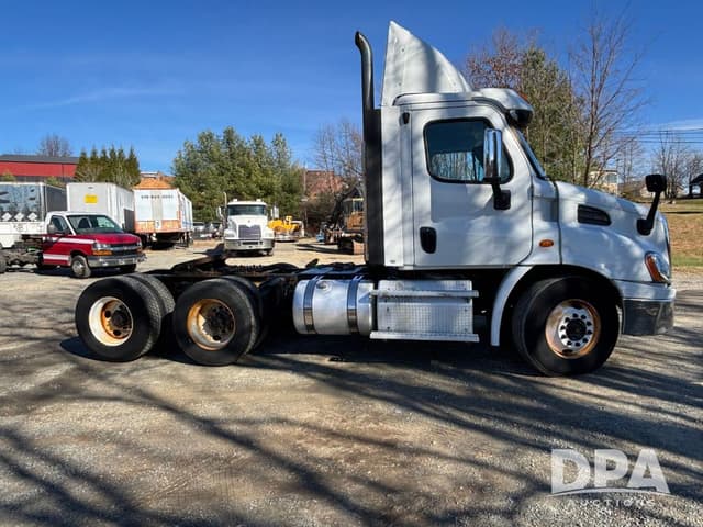 Image of Freightliner Cascadia equipment image 2