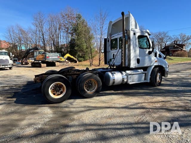 Image of Freightliner Cascadia equipment image 4