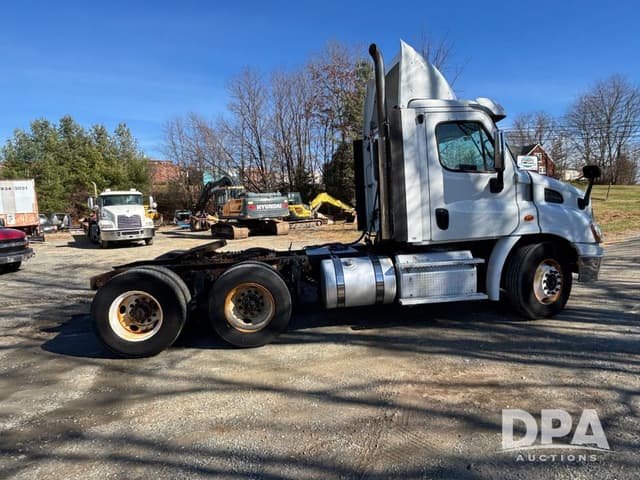 Image of Freightliner Cascadia equipment image 3