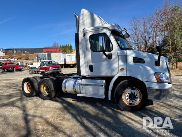 Image of Freightliner Cascadia equipment image 1