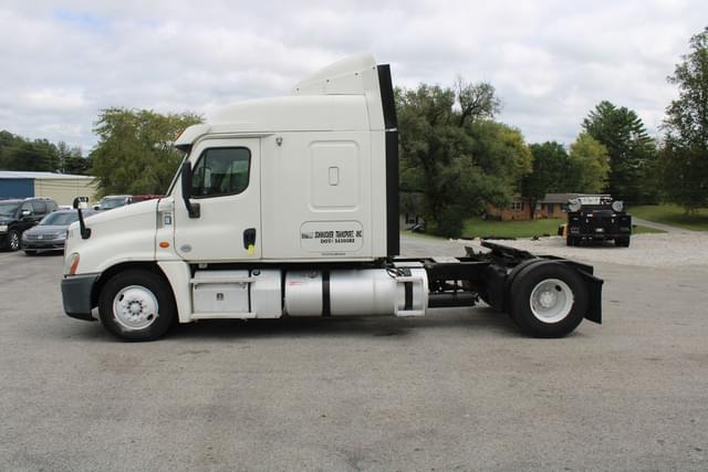 Image of Freightliner Cascadia equipment image 2