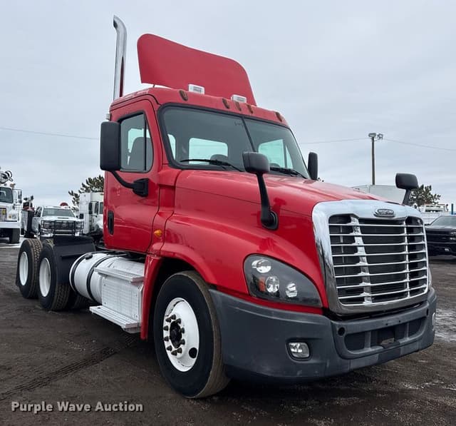 Image of Freightliner Cascadia equipment image 2