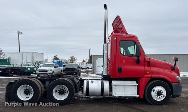 Image of Freightliner Cascadia equipment image 3