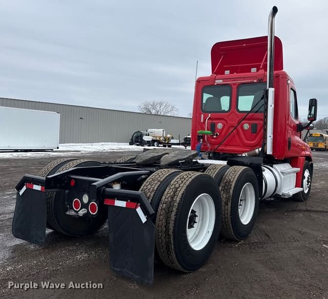 Image of Freightliner Cascadia equipment image 4