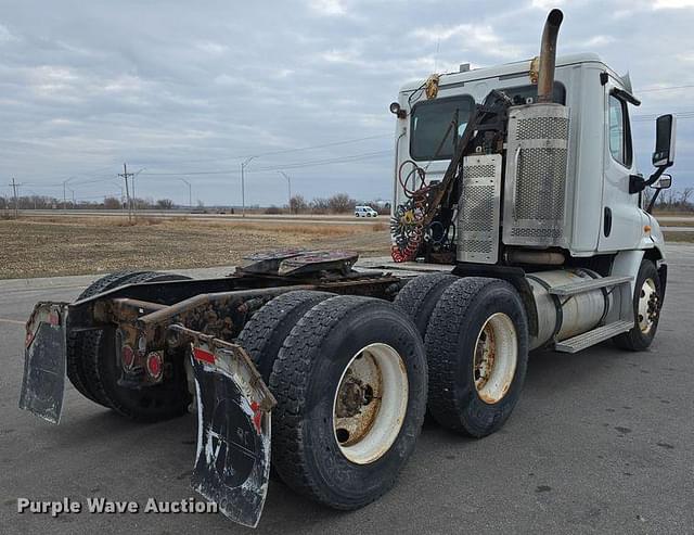 Image of Freightliner Cascadia equipment image 4