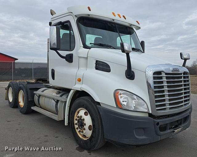 Image of Freightliner Cascadia equipment image 2