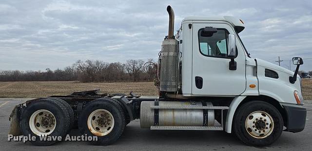 Image of Freightliner Cascadia equipment image 3