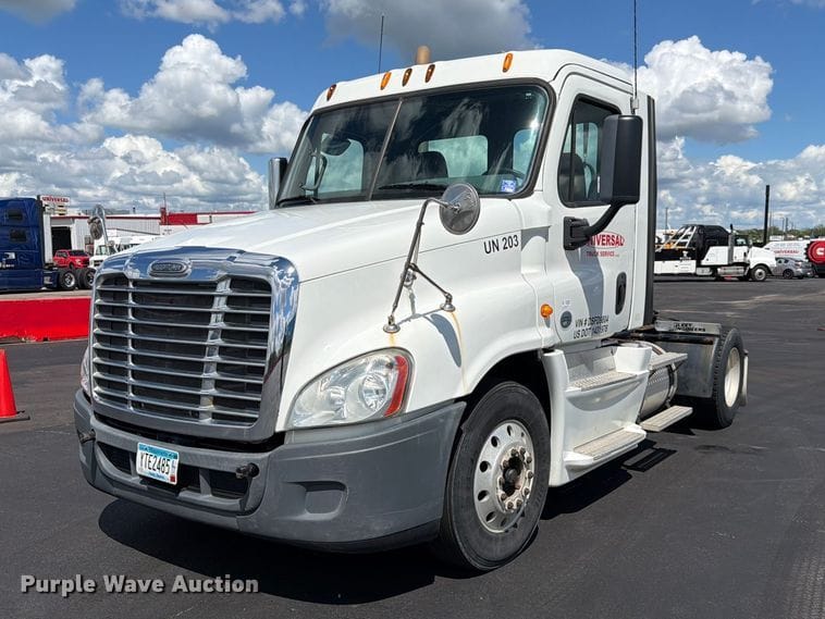 2013 Freightliner Cascadia Equipment Image0
