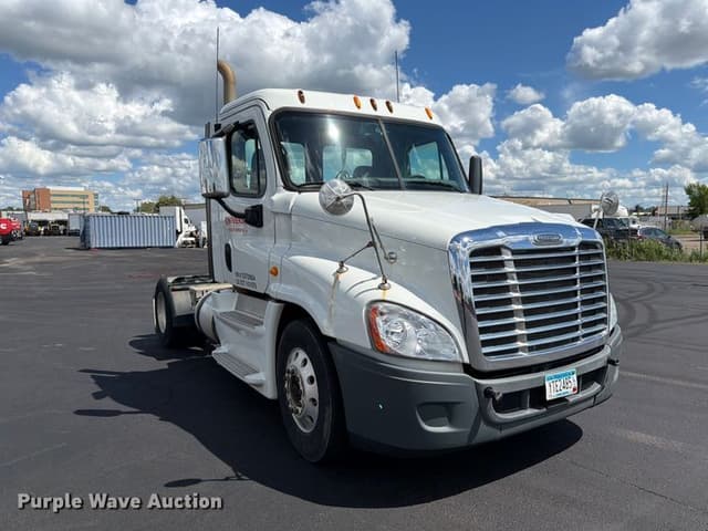 Image of Freightliner Cascadia equipment image 2
