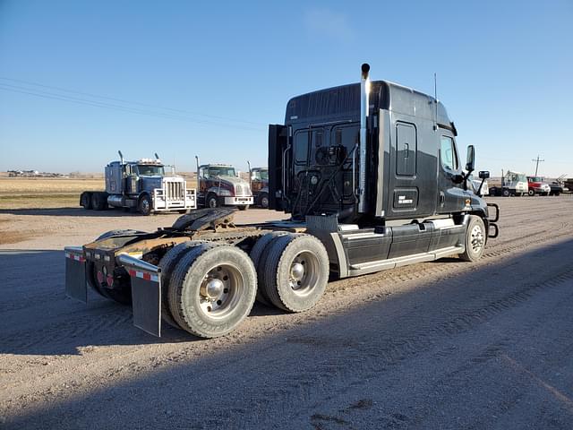 Image of Freightliner Cascadia equipment image 2