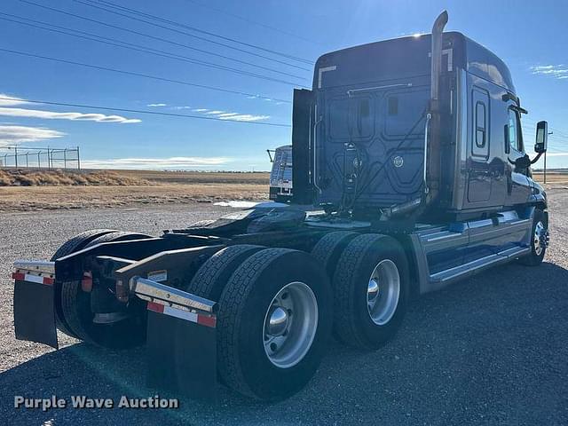 Image of Freightliner Cascadia equipment image 4