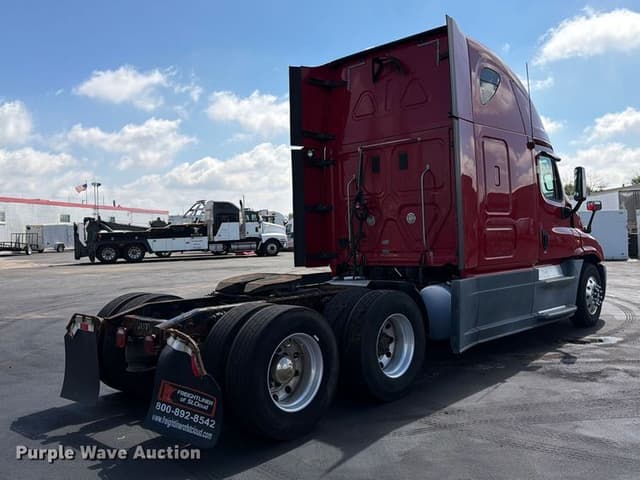 Image of Freightliner Cascadia equipment image 4
