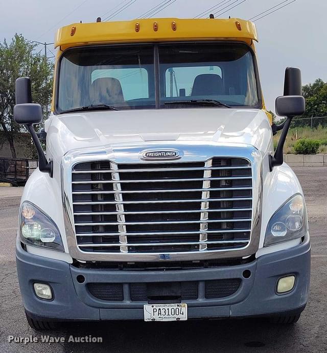 Image of Freightliner Cascadia equipment image 1
