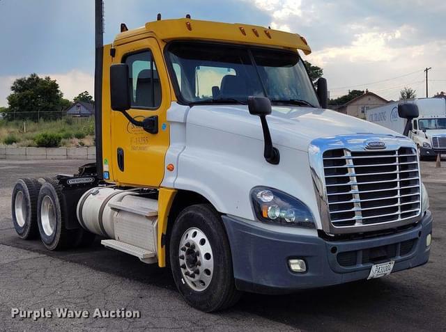 Image of Freightliner Cascadia equipment image 2