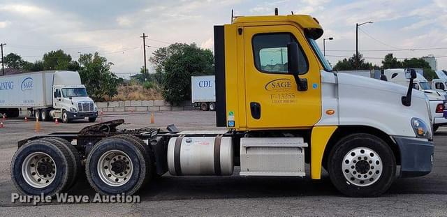 Image of Freightliner Cascadia equipment image 3