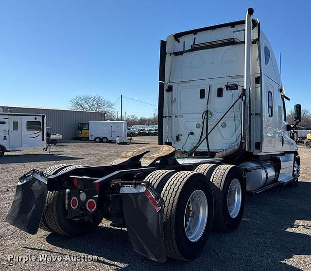 Image of Freightliner Cascadia equipment image 4