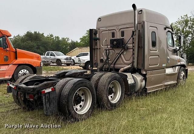 Image of Freightliner Cascadia equipment image 4