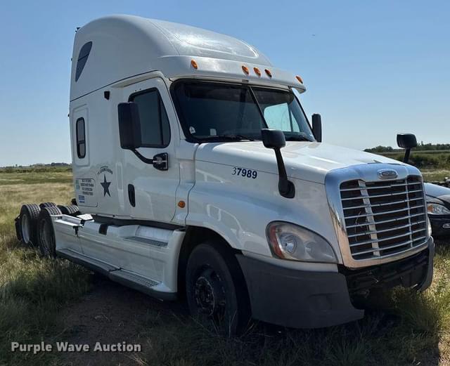 Image of Freightliner Cascadia equipment image 2