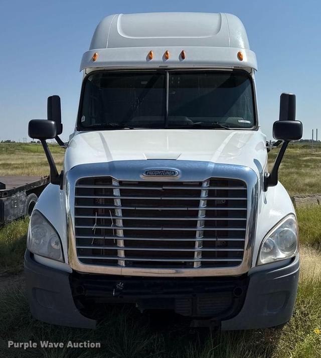 Image of Freightliner Cascadia equipment image 1