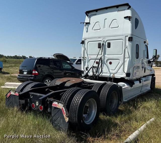 Image of Freightliner Cascadia equipment image 3