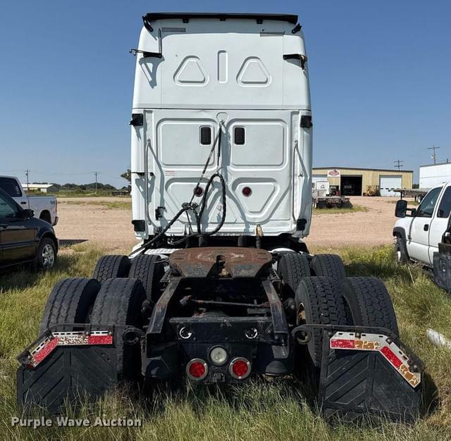 Image of Freightliner Cascadia equipment image 4