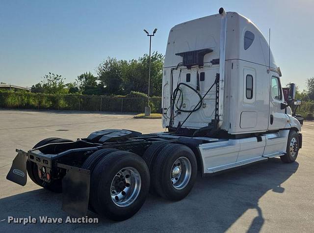 Image of Freightliner Cascadia equipment image 4