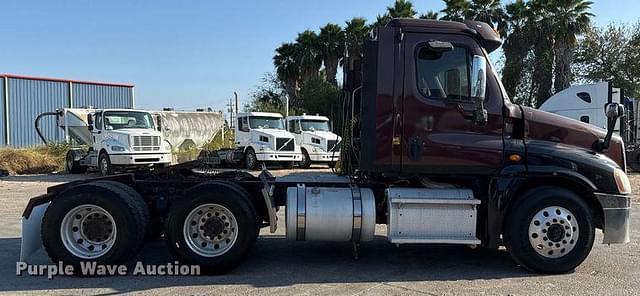 Image of Freightliner Cascadia equipment image 3