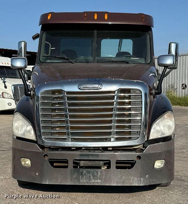 Image of Freightliner Cascadia equipment image 1