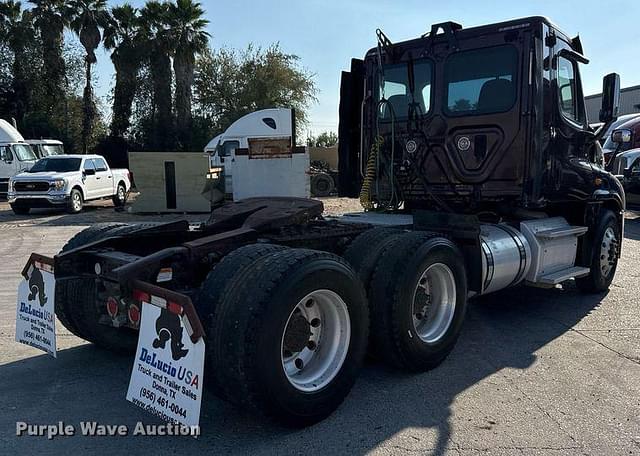 Image of Freightliner Cascadia equipment image 4