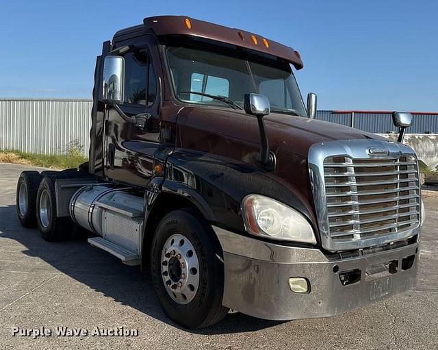 Image of Freightliner Cascadia equipment image 2