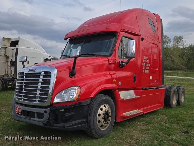 2013 Freightliner Cascadia Equipment Image0
