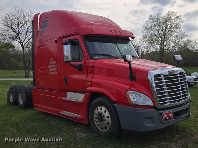 Image of Freightliner Cascadia equipment image 2