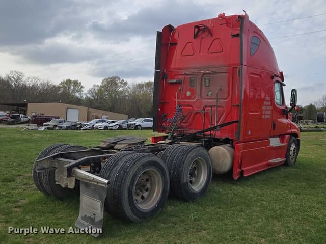 Image of Freightliner Cascadia equipment image 4