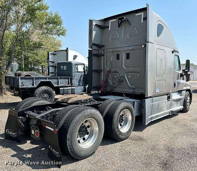 Image of Freightliner Cascadia equipment image 4