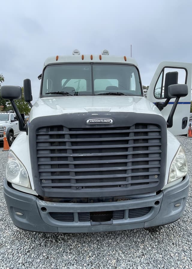 Image of Freightliner Cascadia equipment image 3