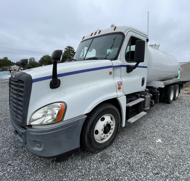 Image of Freightliner Cascadia equipment image 4