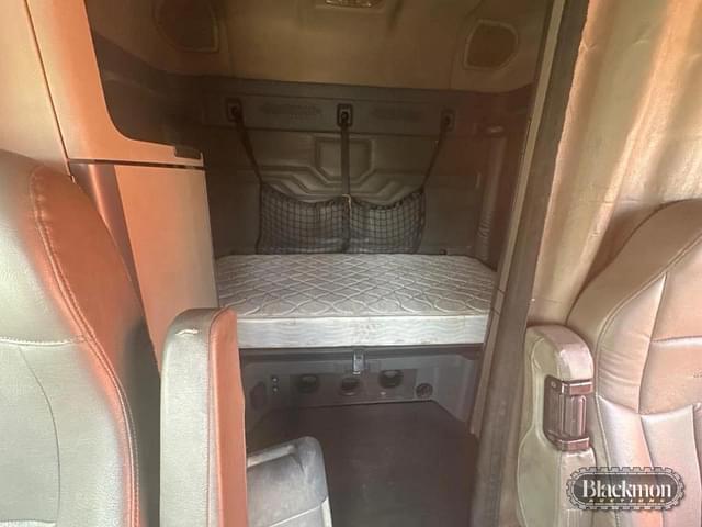 Image of Freightliner Cascadia equipment image 2