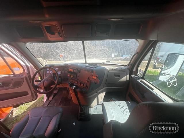 Image of Freightliner Cascadia equipment image 1