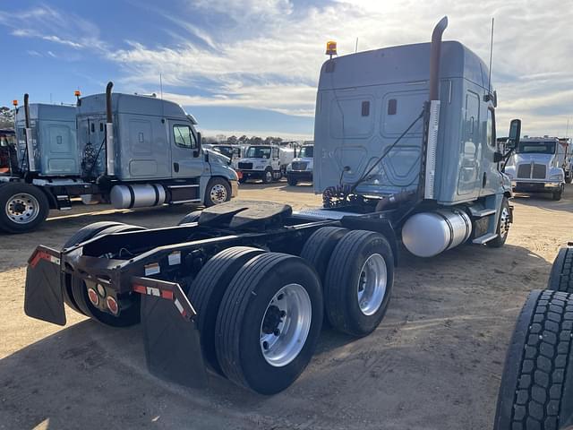 Image of Freightliner Cascadia equipment image 3