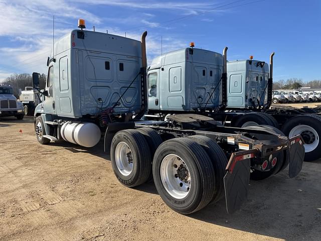 Image of Freightliner Cascadia equipment image 1