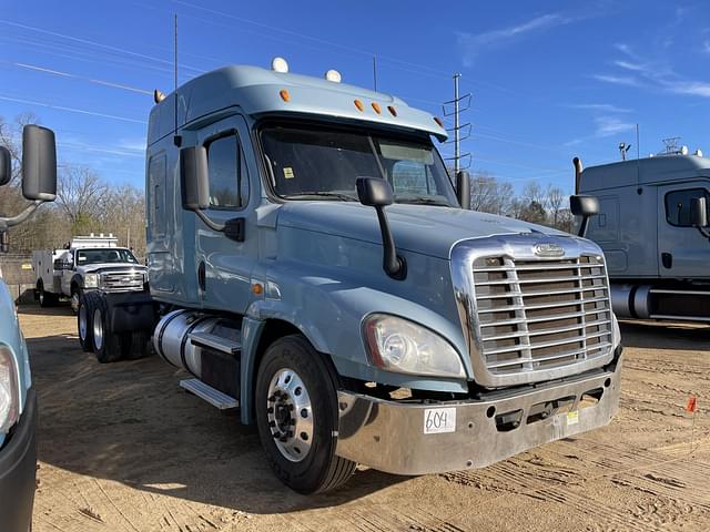 Image of Freightliner Cascadia equipment image 4