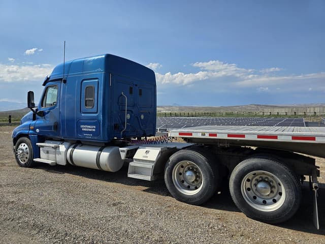 Image of Freightliner Cascadia equipment image 2